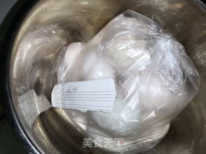 独家保鲜膜腌制咸鸭蛋速成法，流油起沙的诀窍全在这里！